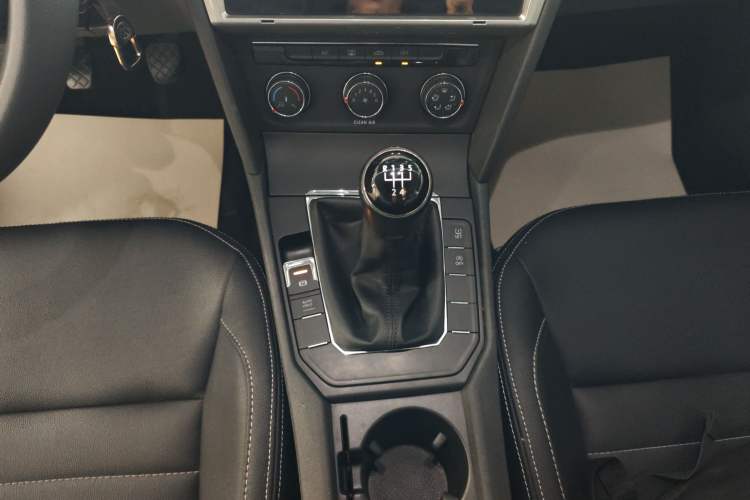 Used Volkswagen Lamando 2018 230TSI Manual Trend Edition Gear Lever