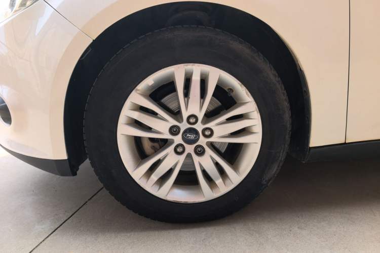 Used Ford Focus 2012 Sedan 1.6L Automatic Comfort Model Left Front Wheel Hub