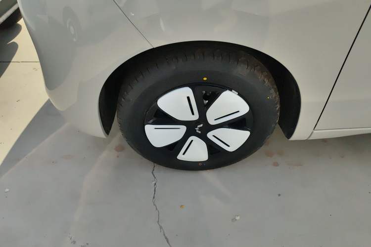 Used Wuling Hongguang MINIEV 2025 Four-Door Version Advanced Edition Left Front Wheel Hub