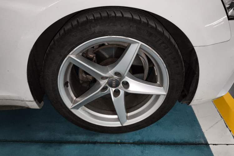 Used Audi A5 2017 Cabriolet 40 TFSI Fashion Model Right Front Wheel Hub