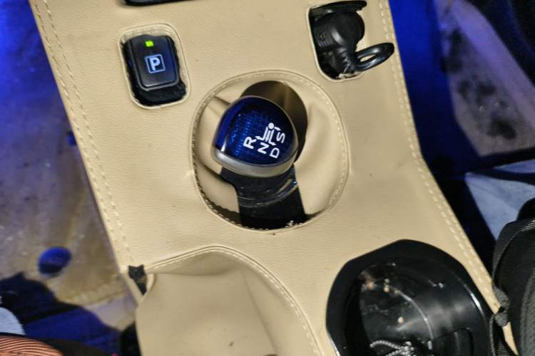 Used Toyota Levin 2016 Dual-Engine 1.8H GS E-CVT Elite Model with Sunroof Gear Lever