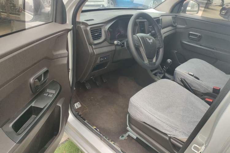 Used Wuling Hongguang V 2019 1.5L Base Version China VI LAR