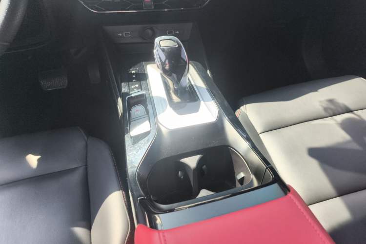 Used MG 5 2022 300TGI DCT Chao Yue Luxury Edition