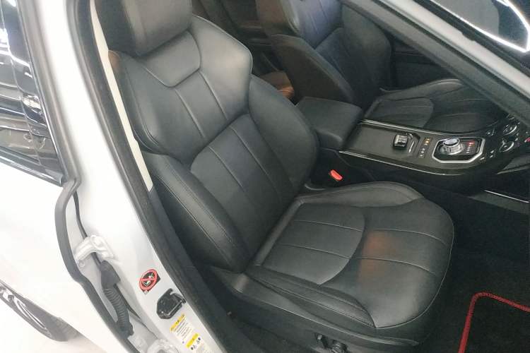 Used Land Rover Range Evoque 2018 240 PS SE Smart Brilliance Edition Right Front Seat