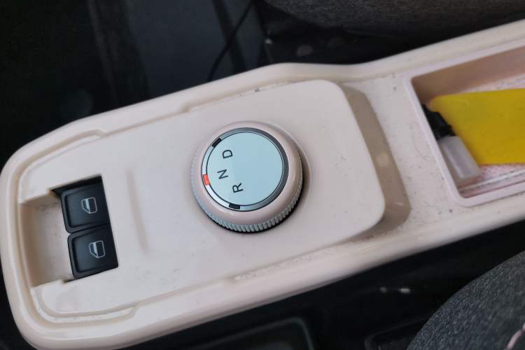 Used Chery QQ Ice Cream 2022 170km Sundae Phosphate Lithium-Ion Gear Lever