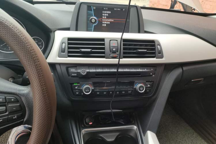 Used BMW 3 Series 2013 320i Sport Edition Audio And AC Panel