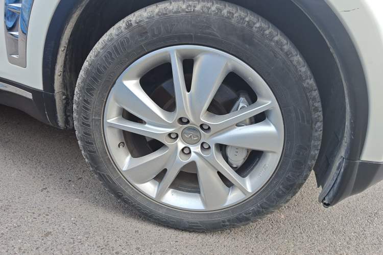 Used Infiniti QX70  Right Front Wheel Hub