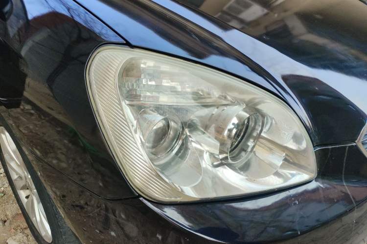 Used Kia Carens 2011 2.0L 7-Seater Automatic Standard Edition Right Front Headlight