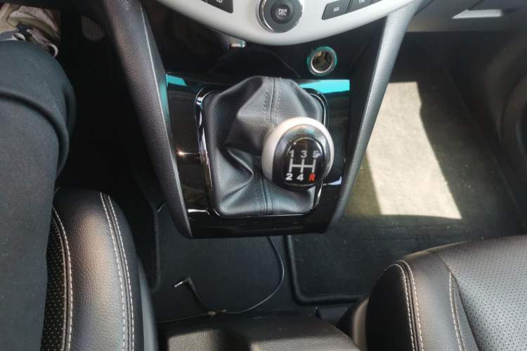 Used BYD S6 2014 2.0L Manual Luxury 5-Seater
