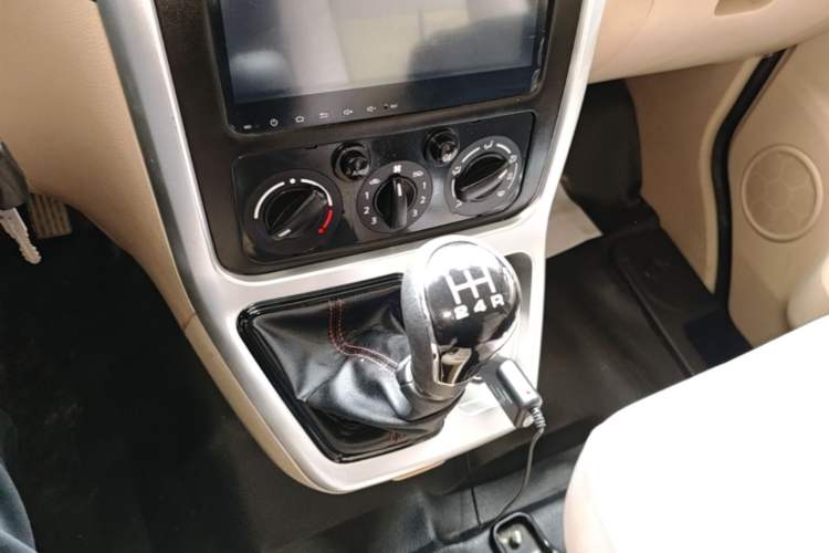 Used CHANGAN KAICHENG Ruixing M70 2017 1.5L Comfort Edition 6-Seater Liftback Door DAM15DL Gear Lever