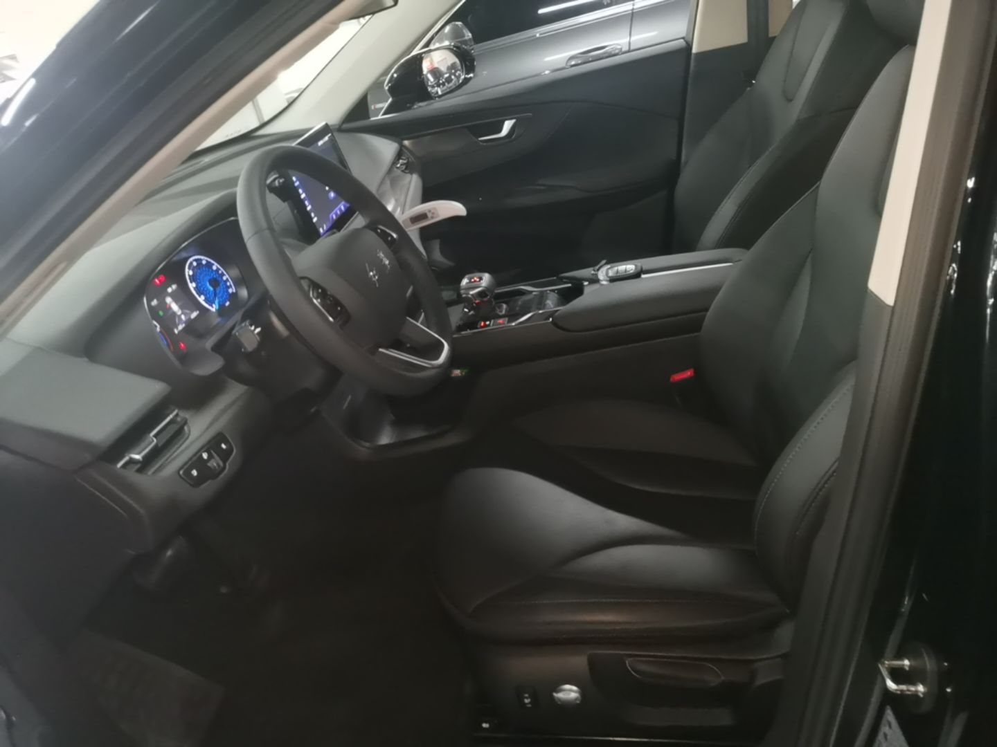 Hongqi E-QM5 2023 Base Travel Edition — снимка 17
