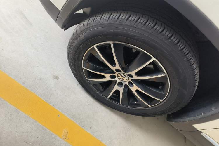 Used Volkswagen Tiguan 2015 2.0 TSI Automatic All-Wheel Drive Luxury Edition Left Front Wheel Hub