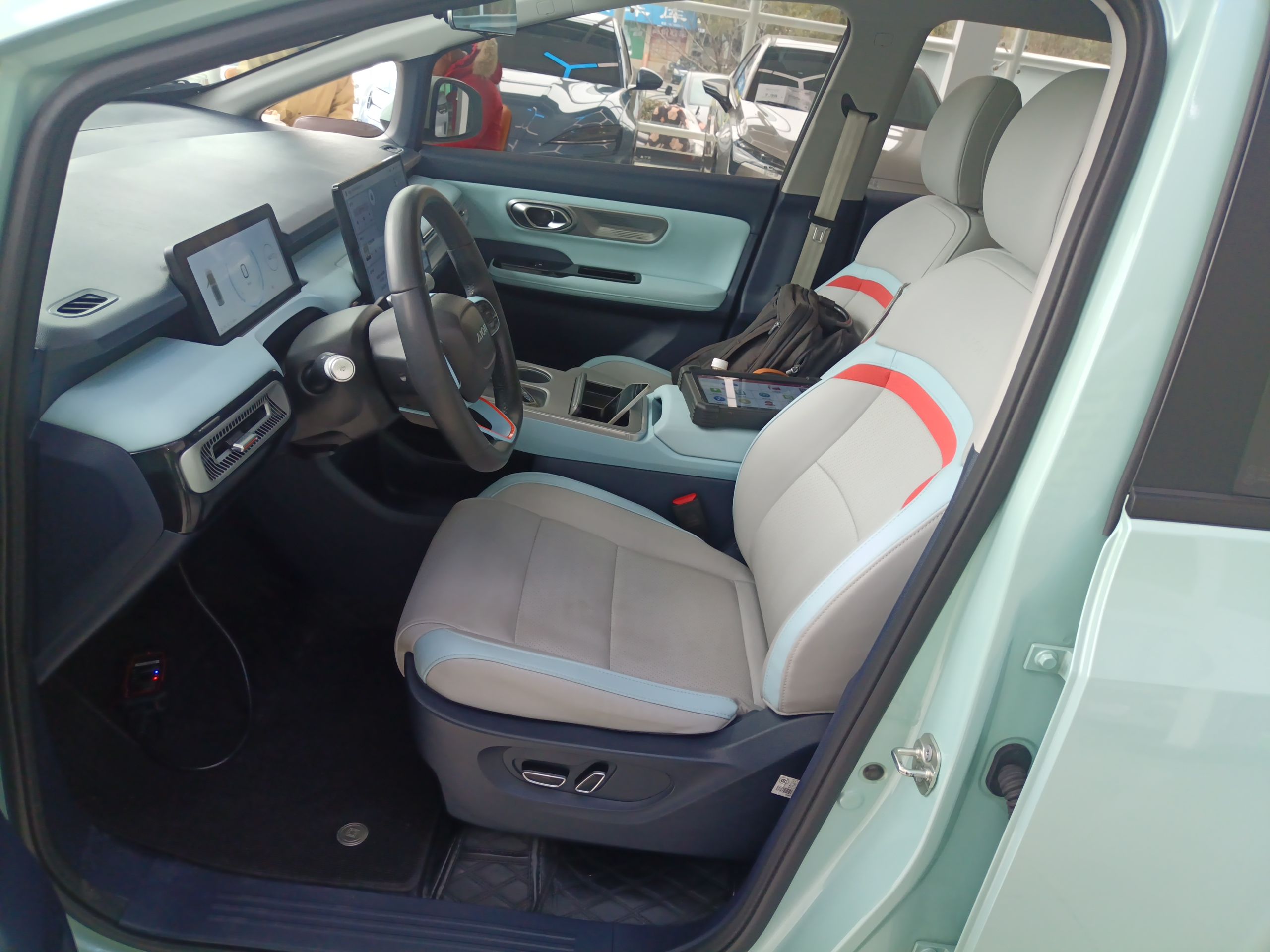 Переднее сиденье в автомобиле