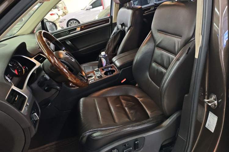 Used Volkswagen Touareg 2011 3.0 TDI Diesel Comfort Version Left Front Seat