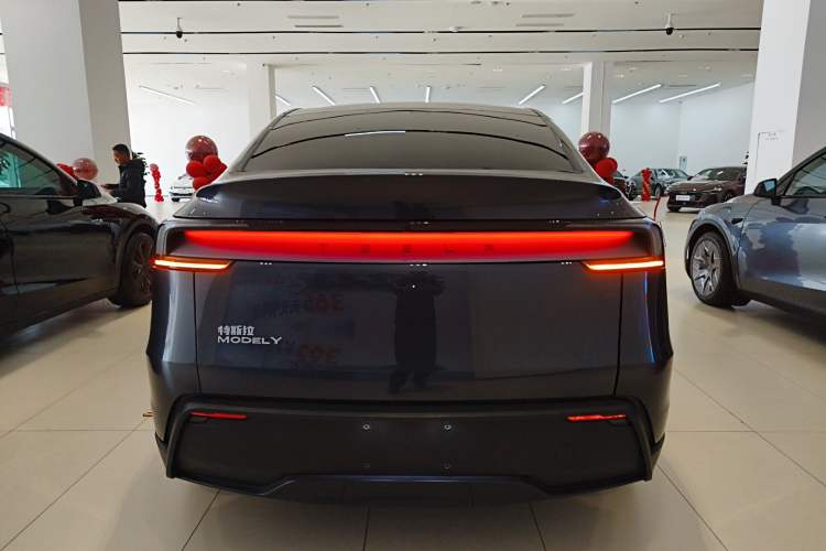 Used Tesla Model Y 2025 Long-Range All-Wheel Drive First Edition
