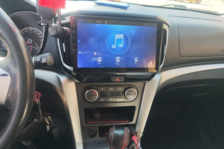 Used Venucia T70 2015 2.0L CVT Smart Edition
