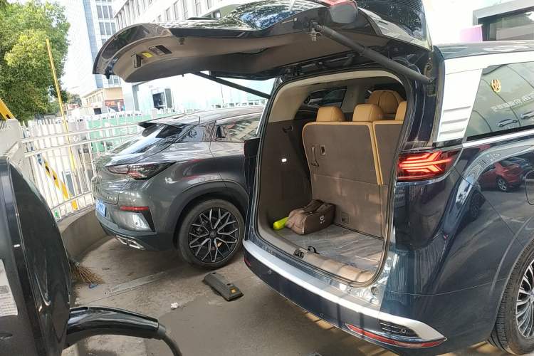 Used Denza D9 2022 DM-i 970 Four-Wheel Drive Prestige Model
