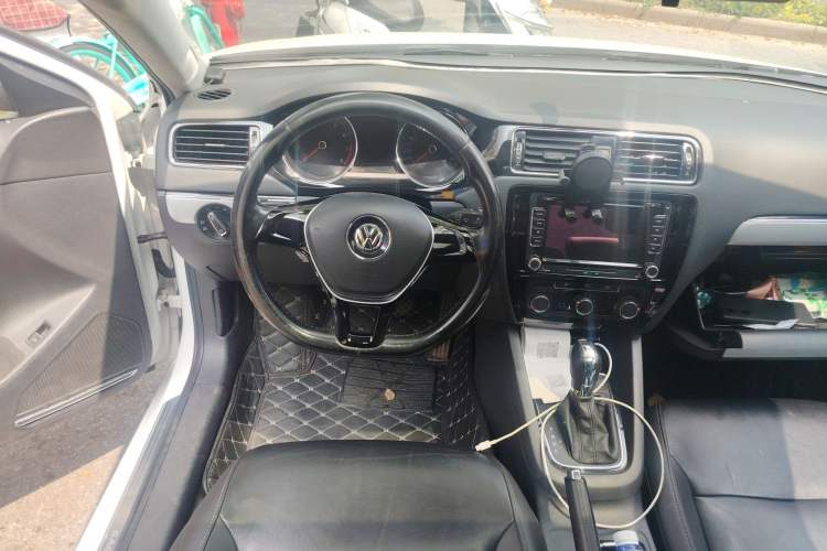 Used Volkswagen Sagitar 2015 1.6L Automatic Comfort Model
