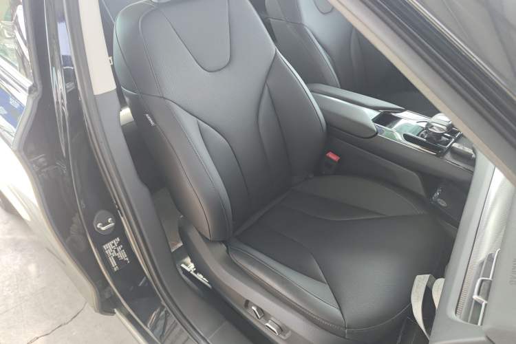 Used Hongqi E-QM5 2022 431 km Charge & Enjoy Edition Right Front Seat