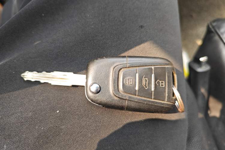 Used SAIC MAXUS Xintu V80 2021 2.0T Manual Classic Aoyuntong Short Wheelbase Mid-Roof 5/6-Seater