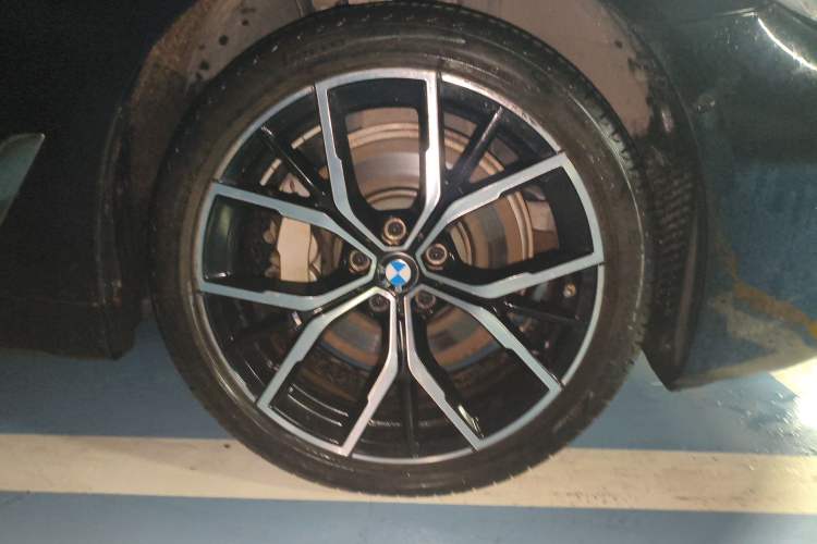 Used BMW 5 Series 2022 Second Facelift 530Li Luxury Version M Sport Package Right Front Wheel Hub