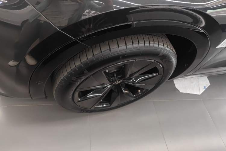 Used Volkswagen Tavendor 2024 380TSI All-Wheel Drive R-Line Blacklight Knight Edition Left Front Wheel Hub