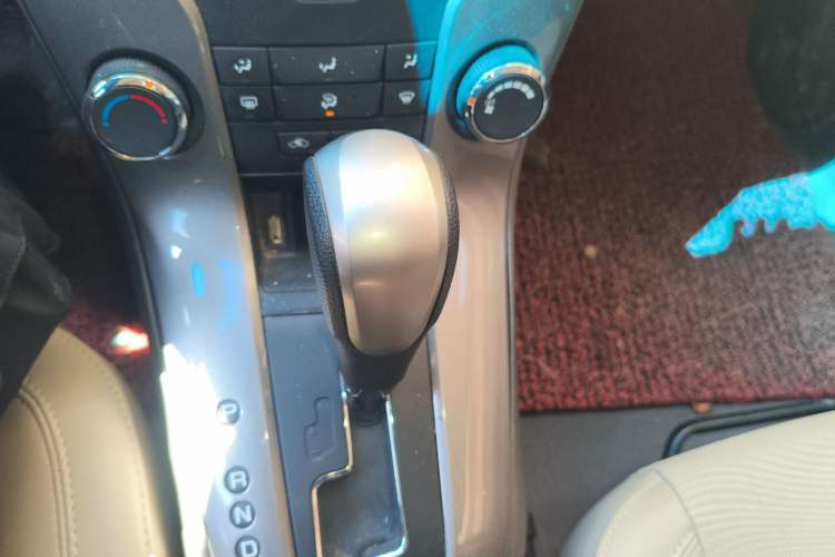 Used Chevrolet Cruze 2015 1.5L Classic SE AT Gear Lever