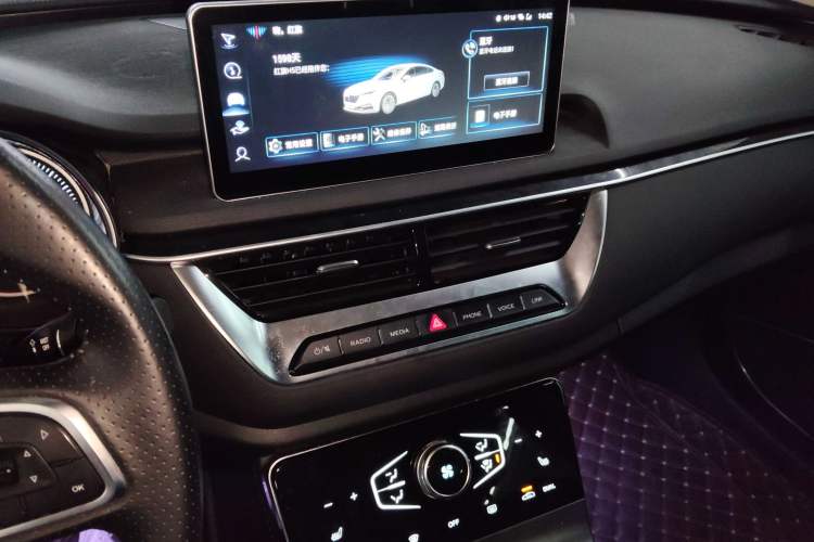 Used Hongqi H5 2022 Classic Model Facelift 1.8T Automatic Smart Connect Flagship Edition Audio And AC Panel