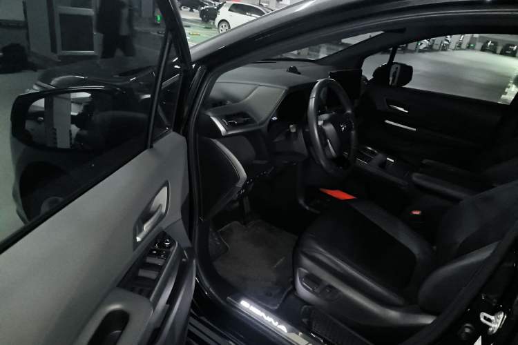 Used Toyota SIENNA 2023 2.5L Hybrid Deluxe Edition