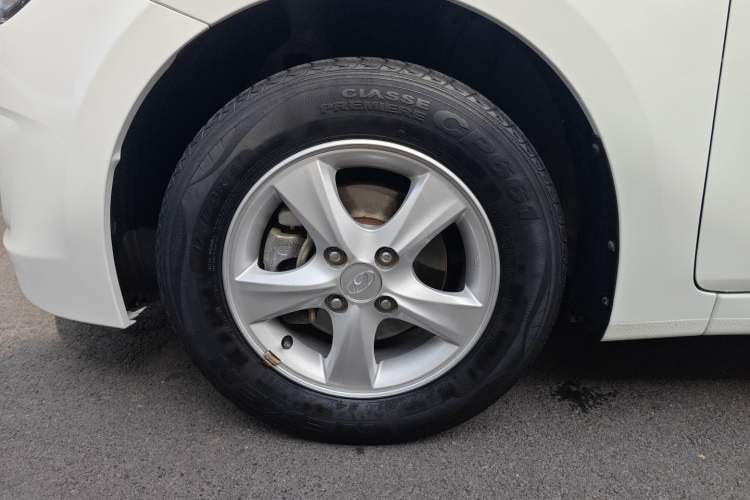 Used Hyundai Verna (older generation) 2014 1.4L Manual Smart GLS Trim Left Front Wheel Hub