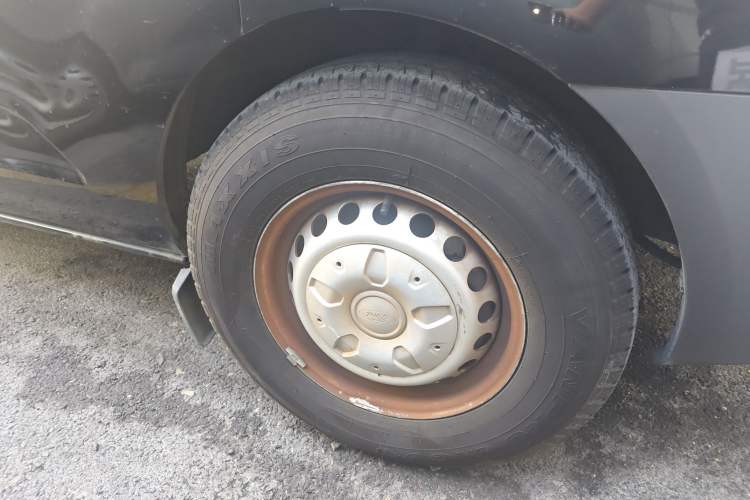 Used Ford Transit 2020 2.0T Diesel Multi-Function Commercial Vehicle Mid-Chassis Low-Roof Design with Dual Rear Doors Meeting China VI Emission Standards
