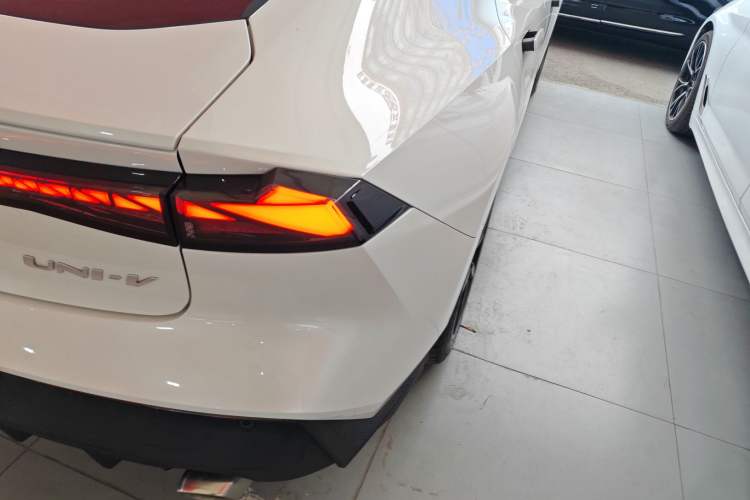 Used Changan UNI-V 2024 1.5T High-Energy Version
