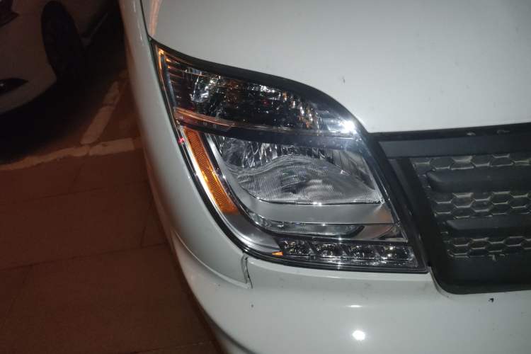 Used SAIC MAXUS Xintu V80 2023 2.0T AMT Classic Aoyuntong Short Wheelbase Mid-Roof 5/6-Seater Exterior 6