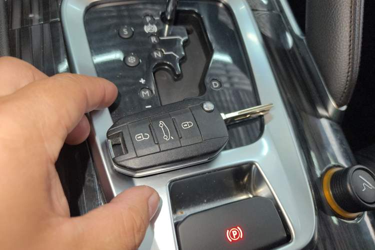 Used Peugeot 3008 2015 1.6THP Automatic Classic Edition Interior 1