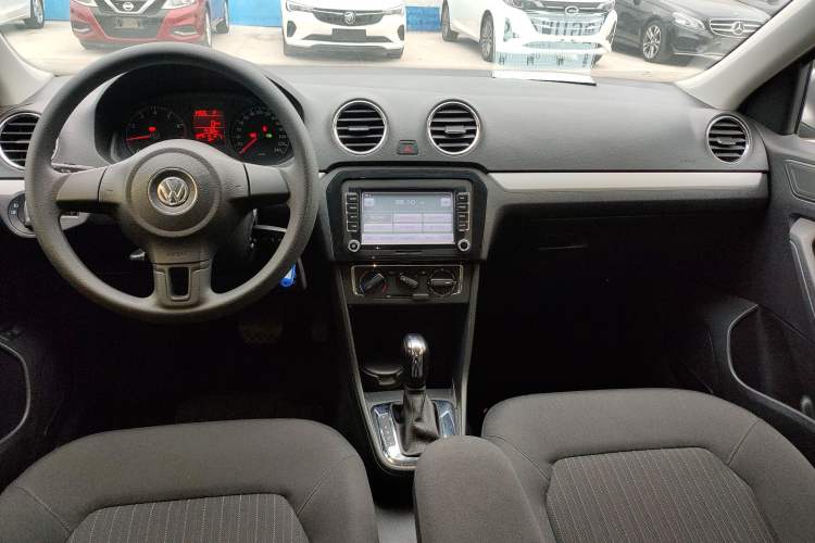 Used Volkswagen Jetta 2015 1.6L Automatic Comfort Model Center Console