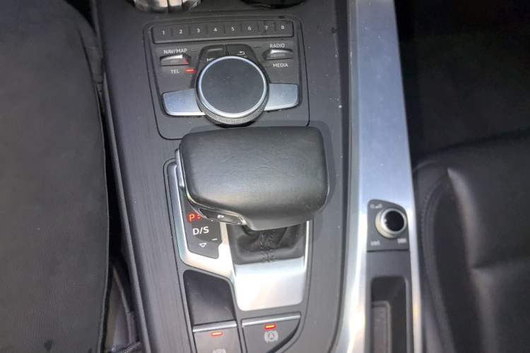 Used Audi A4L 2018 30th Anniversary Edition 40 TFSI Fashion Model Gear Lever