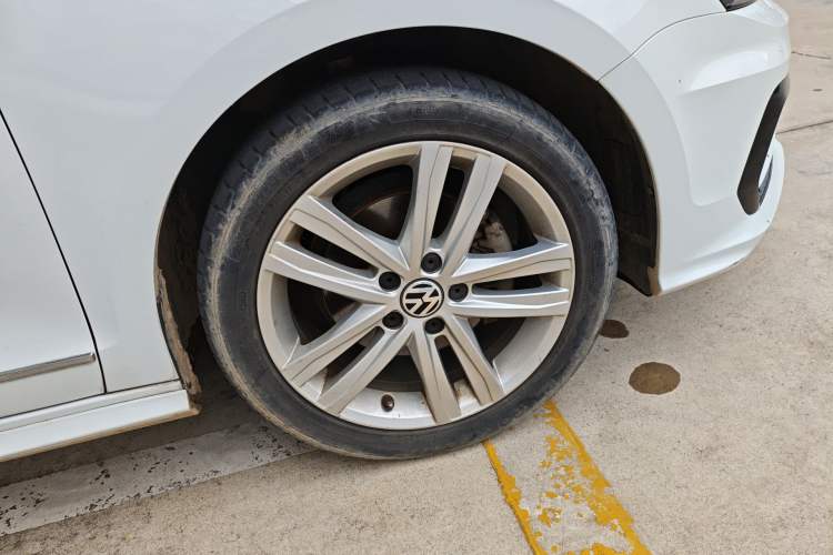 Used Volkswagen Sagitar 2018 280TSI DSG Ignite Edition Right Front Wheel Hub