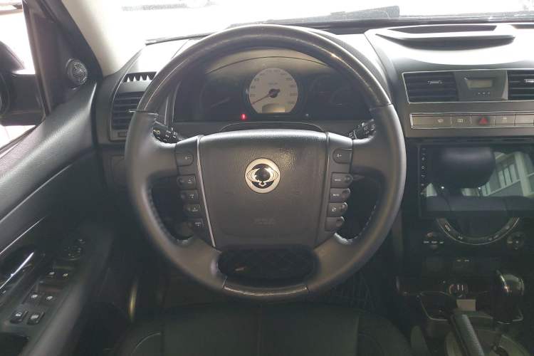 Used SsangYong Rexton W 2014 2.0T Two-Wheel Drive Elite Navigation Version with 5 Seats
