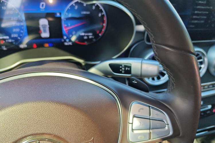 Used Mercedes-Benz GLC 2018 Facelift GLC 260 4MATIC Luxury Edition Gear Lever