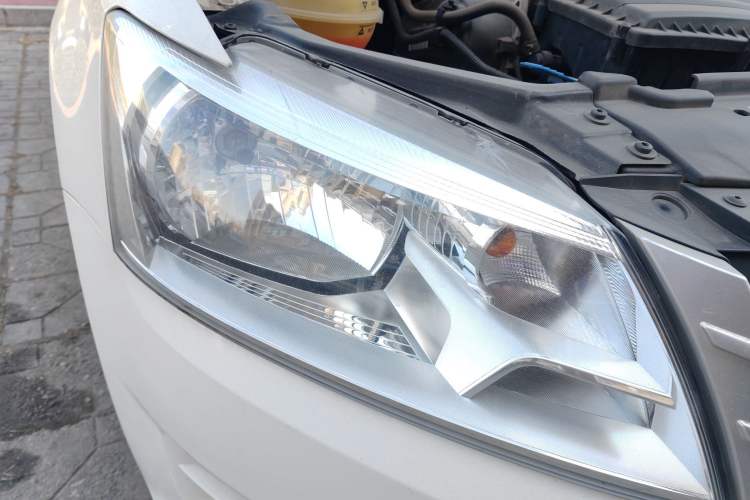 Used Volkswagen Santana 2015 1.6L Automatic Fashion Edition Right Front Headlight