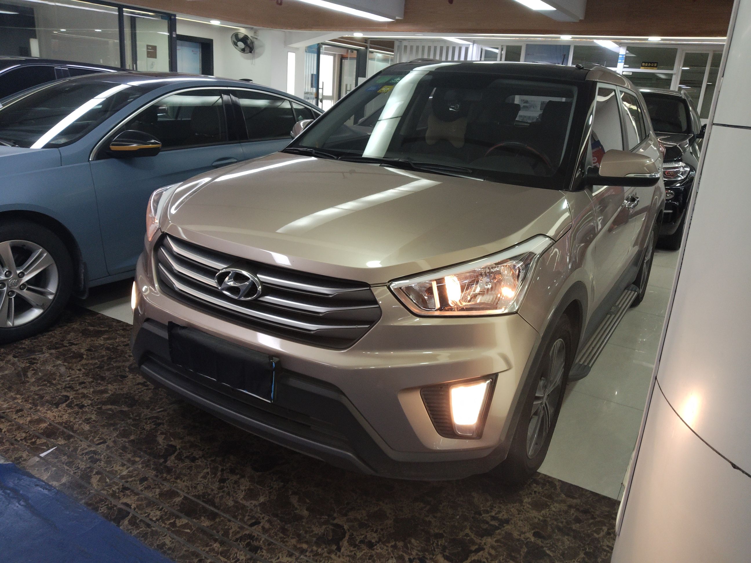 تحت مقدمة السيارة