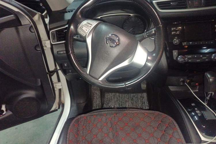 Used Nissan X-Trail 2015 2.0L CVT Comfort MAX Edition 2WD Steering Wheel