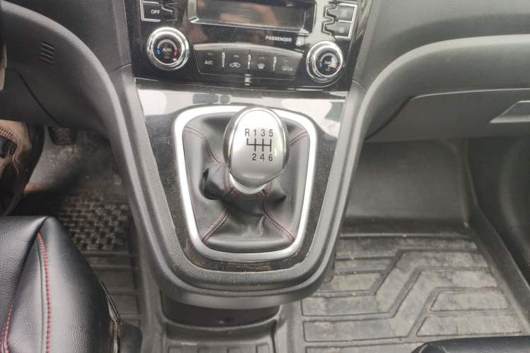 Used Haval H6 2013 Sports Edition 1.5T Manual Two-Wheel Drive Elite Model Gear Lever