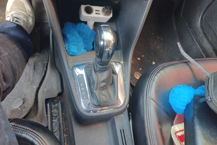 Used Volkswagen Jetta 2015 Value Edition 1.6L Automatic Comfort Version Gear Lever