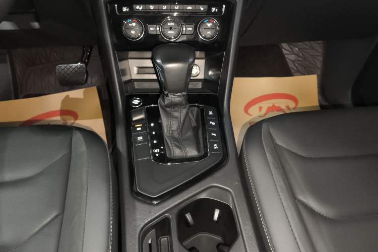 Used Volkswagen Tiguan L 2019 330TSI Automatic Two-Wheel Drive Smart Luxury Version China V Emission Standard
