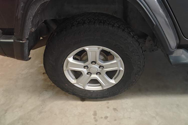 Used Jeep Wrangler 2019 2.0T Sahara Four-Door Brilliant Top Version China VI Emission Standard