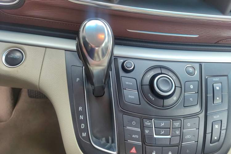 Used Buick GL8 2017 25S Luxury Version China V Standard Gear Lever
