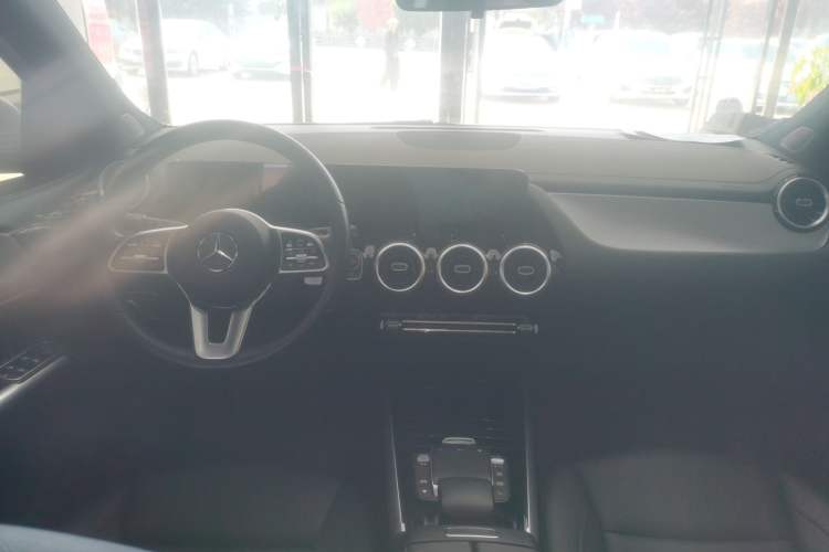 Used Mercedes-Benz GLA 2022 Second Facelift GLA 200 Center Console