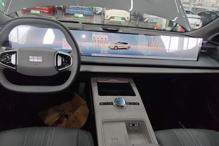 Used Geely Galaxy E8 2024 665 km Range Rear-Drive Starship Long-Range Version