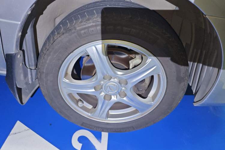 Used Dongfeng Shuaike 2013 Revised Version 1.5L Manual Comfort Trim 7 Seats China IV Standard